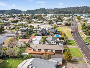 BIG LIVING ZONE. BIG DECK. BOAT PARKING.