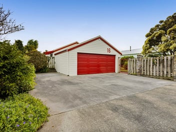 LOVELY LOCKWOOD BY THE BEACH