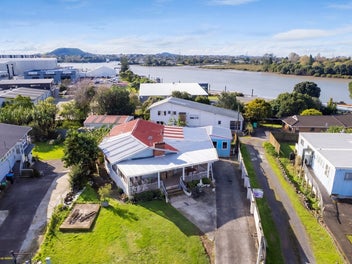 Do-Up or Develop - 5 Bedrooms in Mount Wellington