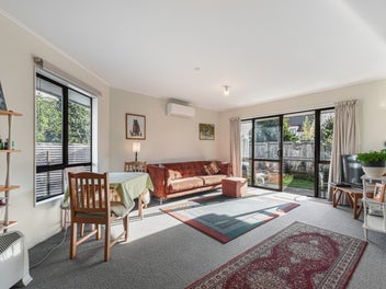 Bright & Easy Living in the Heart of Stoke