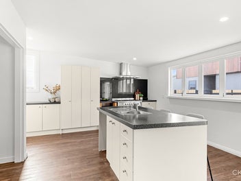 HOME AND ANNEX WITH ENDLESS OPTIONS