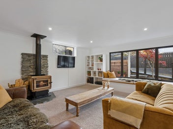 Stylish, Spacious, Arrowtown Stunner!