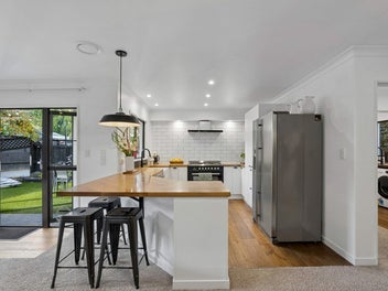 Stylish, Spacious, Arrowtown Stunner!
