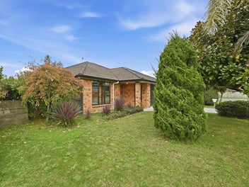 Walk to Lake | Family or Holiday Home