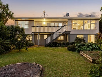 DUAL FAMILY LIVING : HARBOUR VIEWS & SUNSETS