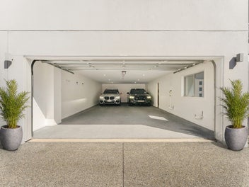 Central Mount living with exceptional garaging