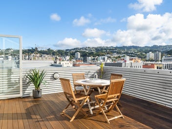 Penthouse Living, Rooftop Deck + Secure Carpark