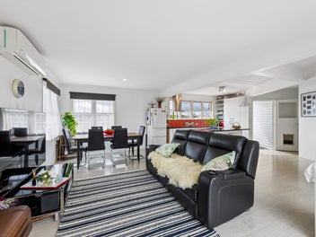 862m2 FREEHOLD! Great Location! Walk to Amenities