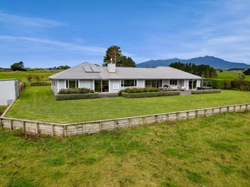 LIFESTYLE LIVING WITH MOUNTAIN & SEA VIEWS