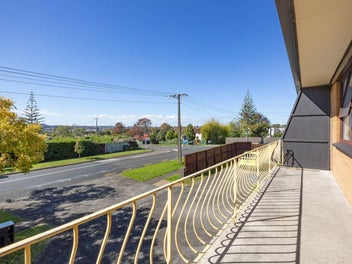 Big on Space & Views of One Tree Hill