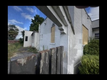 Re-build or Pull down & SUBDIVISION POTENTIAL