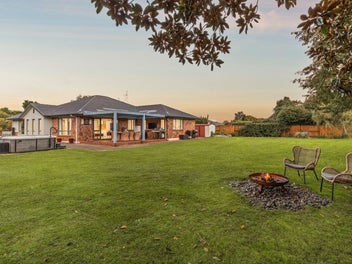 Tranquil half-acre haven near town!