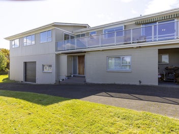 Hilltop - Amazing Views - 3 Car Garaging