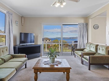 Hilltop - Amazing Views - 3 Car Garaging