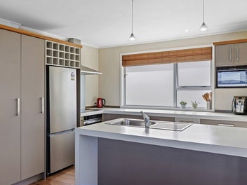 Hilltop - Amazing Views - 3 Car Garaging