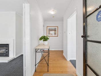 ENTRY LEVEL TO GLENDOWIE COLLEGE ZONE.