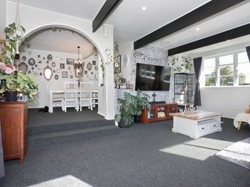 LARGE FAMILY HOME WITH CABIN