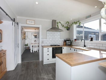 LARGE FAMILY HOME WITH CABIN
