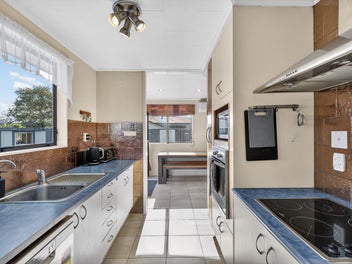 CHARMING FAMILY HOME WITH POOL!