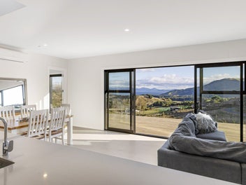 Smart country living with exceptional views
