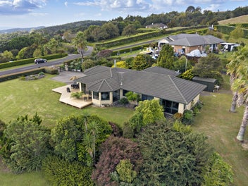 DELUXE LIVING – ELEVATED LOCATION PANORAMIC VIEWS