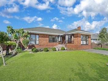 FAMILY PARADISE ALERT ON GOLDEN CIRCLE!