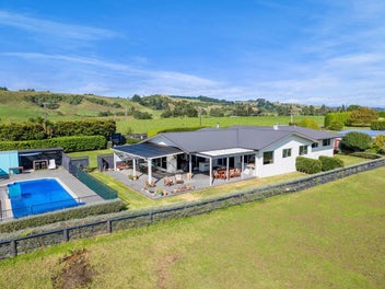 Lifestyle living, sea views & income potential