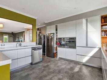 Lifestyle living, sea views & income potential