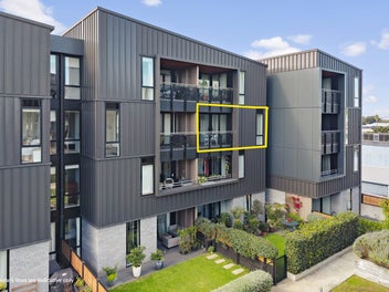 Two bed two bath with a car park!