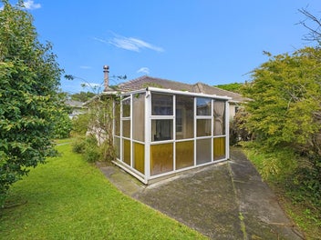 Garden Outlook & Sunroom Ease in Otaki