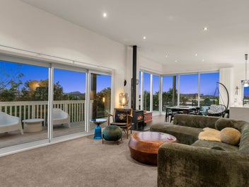 Hidden Gem, Views and Modern Comfort