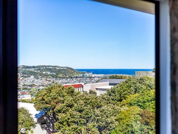 SPACIOUS FAMILY LIVING WITH SUN AND SEA VIEWS