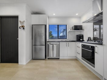 Vendor Moving South Island - Must Sell