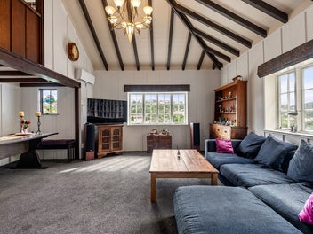 Kelburn Charm-Classic Architecture-Modern Comforts