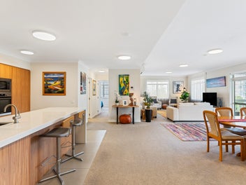 Renovated, Large and on the Lakeside
