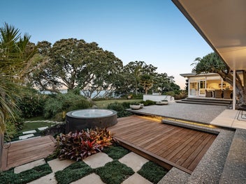 Cliff top views/effortless one level living