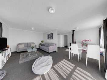 STEAL: Fresh, Fenced & Year-Round Comfort!