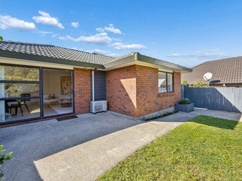 Single-Level Living, Moments From Cornwall Park