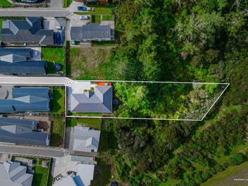 Single-Level Ease with a Peaceful Bush Outlook