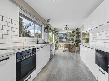 Renovated Beauty, a Short Walk to the Walkway