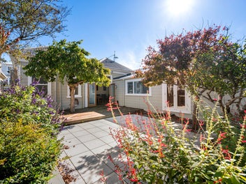 CLASSIC MOUNT VICTORIA VILLA