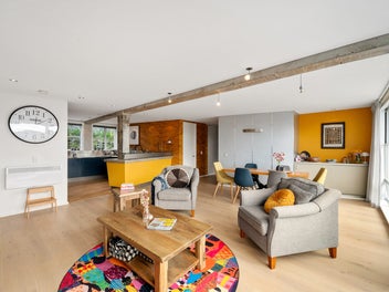 Sun, Space & City-Fringe Ease