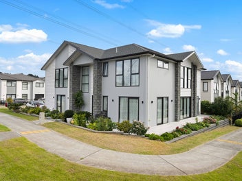 Luxurious Corner Living with 5 En-Suites!