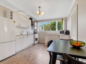 Oh so close to town and Schools