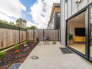 End Unit, Freehold, Must Be Sold