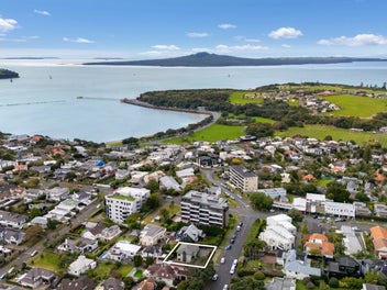 ELEVATED ORAKEI LIVING WITH SWEEPING VIEWS