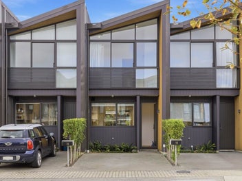 Freehold 2 Bedrooms under $1million