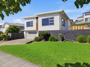 Expansive Section & Bright Open Living