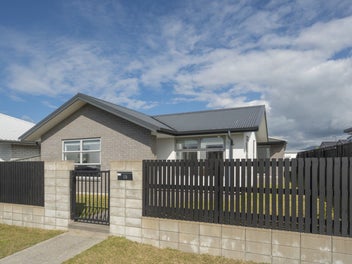 Easy Living in Golden Sands