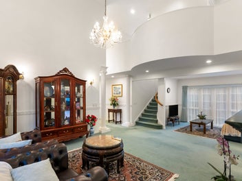 Georgian Glam Meets City Buzz